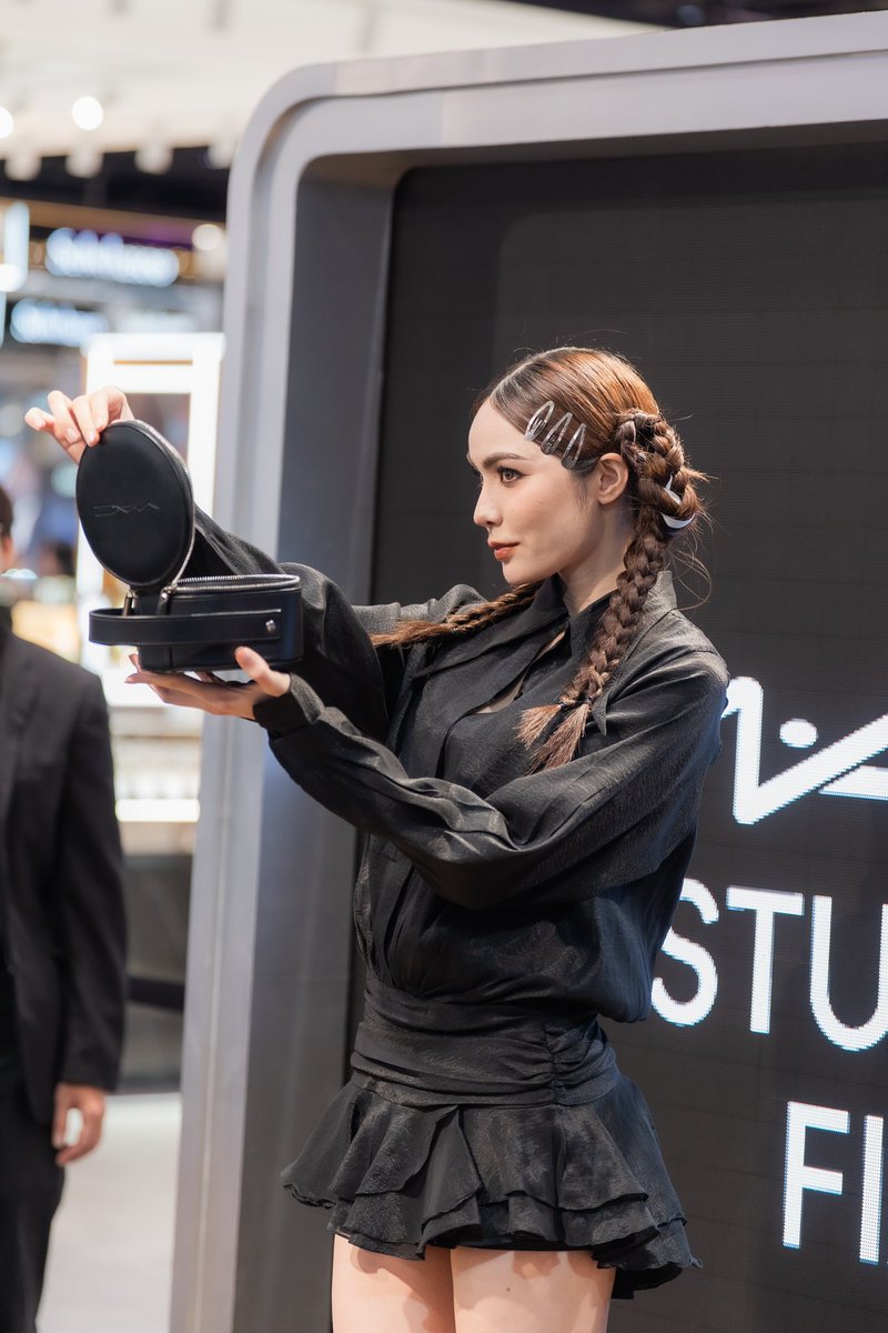 MACCosmeticsTH's tweet image. แป้ง #MACSTUDIOFIX ปรับสูตรใหม่ในรอบ 30 ปี เสิร์ฟผิวเบลอแมตต์แบบธรรมชาติ ติดทน คุมมันนาน 24 ชม. ให้ผิวสวยเป๊ะได้ทั้งวันแบบคุณชาร์ล็อต @itscharlotty 

#FIXผิวใหม่ให้MACเสิร์ฟ
#ที่สุดของแป้งMAC #MACCosmeticsThailand #MACxCharlotteAustin