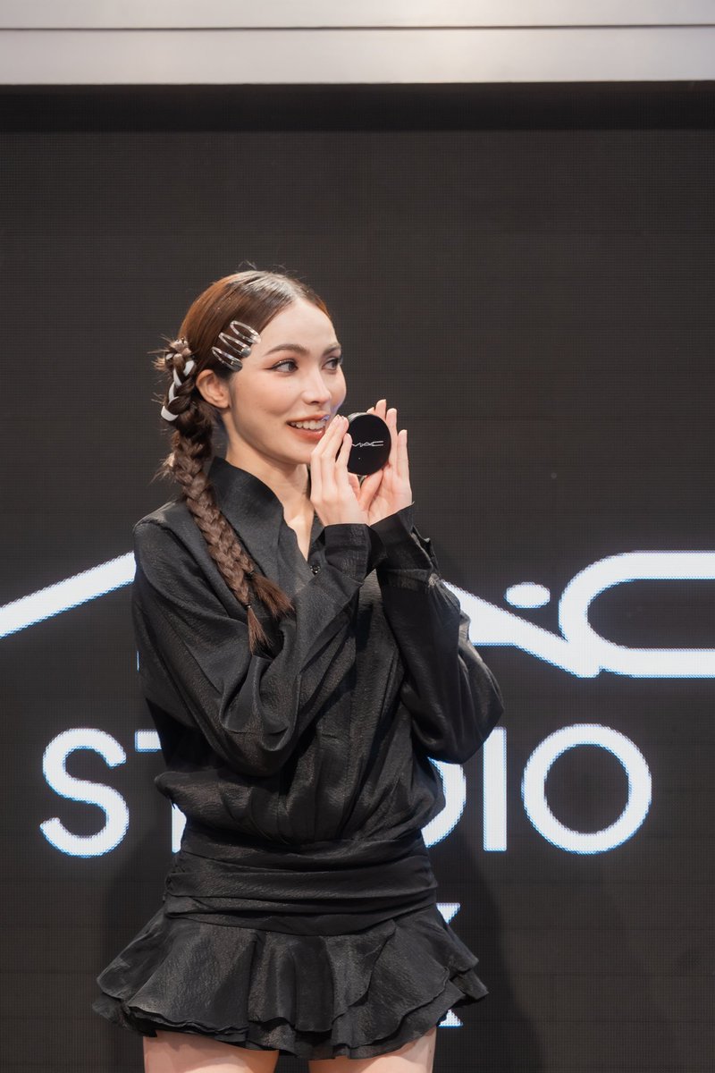 MACCosmeticsTH's tweet image. แป้ง #MACSTUDIOFIX ปรับสูตรใหม่ในรอบ 30 ปี เสิร์ฟผิวเบลอแมตต์แบบธรรมชาติ ติดทน คุมมันนาน 24 ชม. ให้ผิวสวยเป๊ะได้ทั้งวันแบบคุณชาร์ล็อต @itscharlotty 

#FIXผิวใหม่ให้MACเสิร์ฟ
#ที่สุดของแป้งMAC #MACCosmeticsThailand #MACxCharlotteAustin