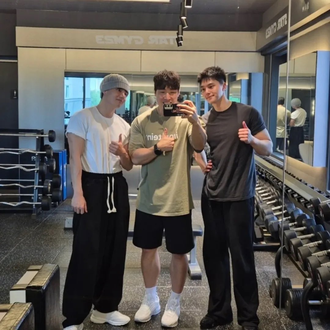 BTSVChartData's tweet photo. Bodybuilder Choi Hanjin updated Taehyung pictures at gym on his Instagram (with Jungkook and actor Song Kang). https://t.co/Lv9V7OYEaV