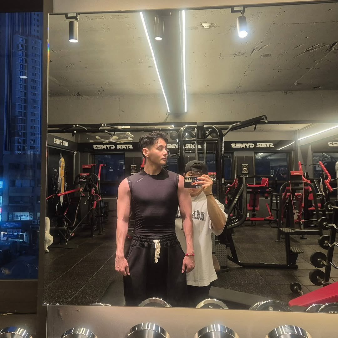 BTSVChartData's tweet photo. Bodybuilder Choi Hanjin updated Taehyung pictures at gym on his Instagram (with Jungkook and actor Song Kang). https://t.co/Lv9V7OYEaV