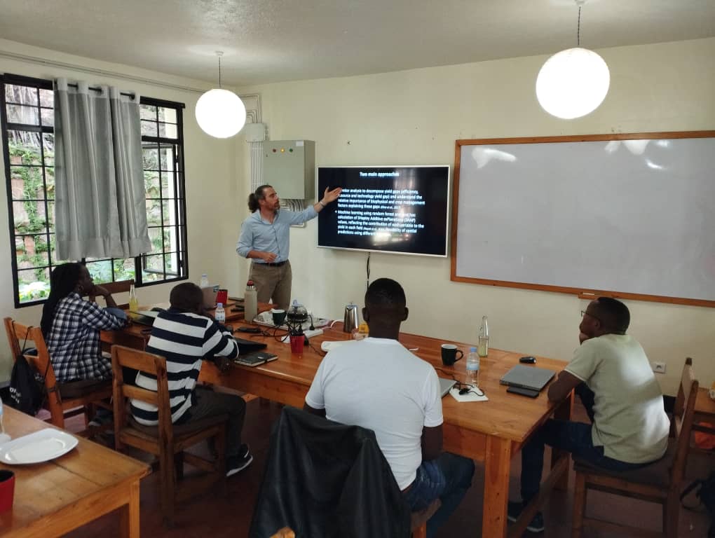 FBaudron's tweet image. Earlier this week: training on #yield gap analysis of @oneacrefundRW & @RwandaAgriBoard staff in Karongi #Rwanda.
(acknowledging @jvasco323 who taught me most of what I know on the subject).
