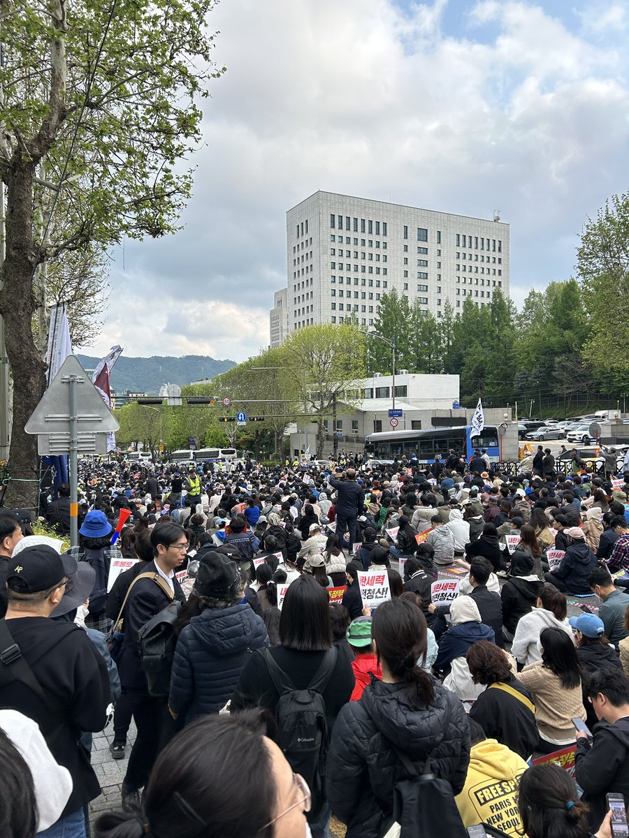 벙개 집회인데도 많이들 나오셨네. 진짜 다들 빡친듯 ㅎㅎ