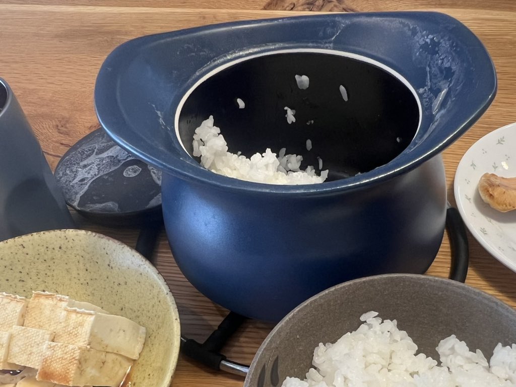masaiwata's tweet photo. キャンプにBESTPOTは必需品!(右上の端)標高1200m越えでも芯も残らず簡単。寒くて風が強い時は蒸らし時に保温カバー(赤いスイス柄)を被せればok。屋外用のオプション保温カバーとハードケース希望!
ちなみに先日の朝食です。
#ベストポット
#bestpot
#戸隠キャンプ場 https://t.co/gPbmKowtg2