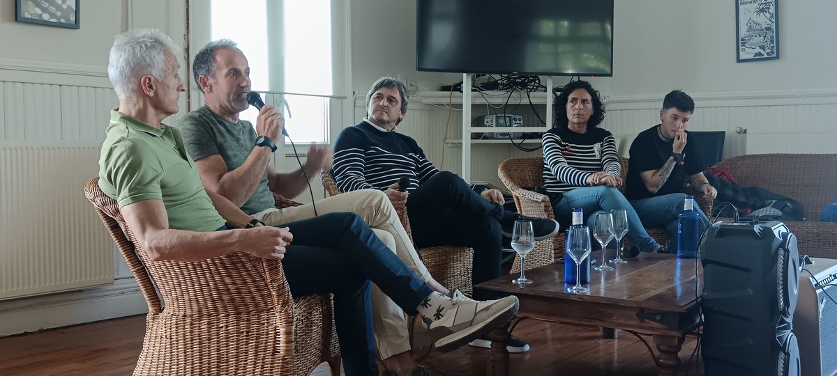 Gran tarde la de ayer hablando de remo en uno de los actos de celebración del 50 Aniversario de Mundaka Arraun Taldea.
Eskerrik Asko a los invitados de lujo
Andrea Astudillo
Jon Salsamendi
Lourdes García
Sabino Astigarraga
<a href="/monjeondavasca/">Jose Manuel Monje</a>
<a href="/MundakaAT/">Mundaka Arraun Taldea</a>