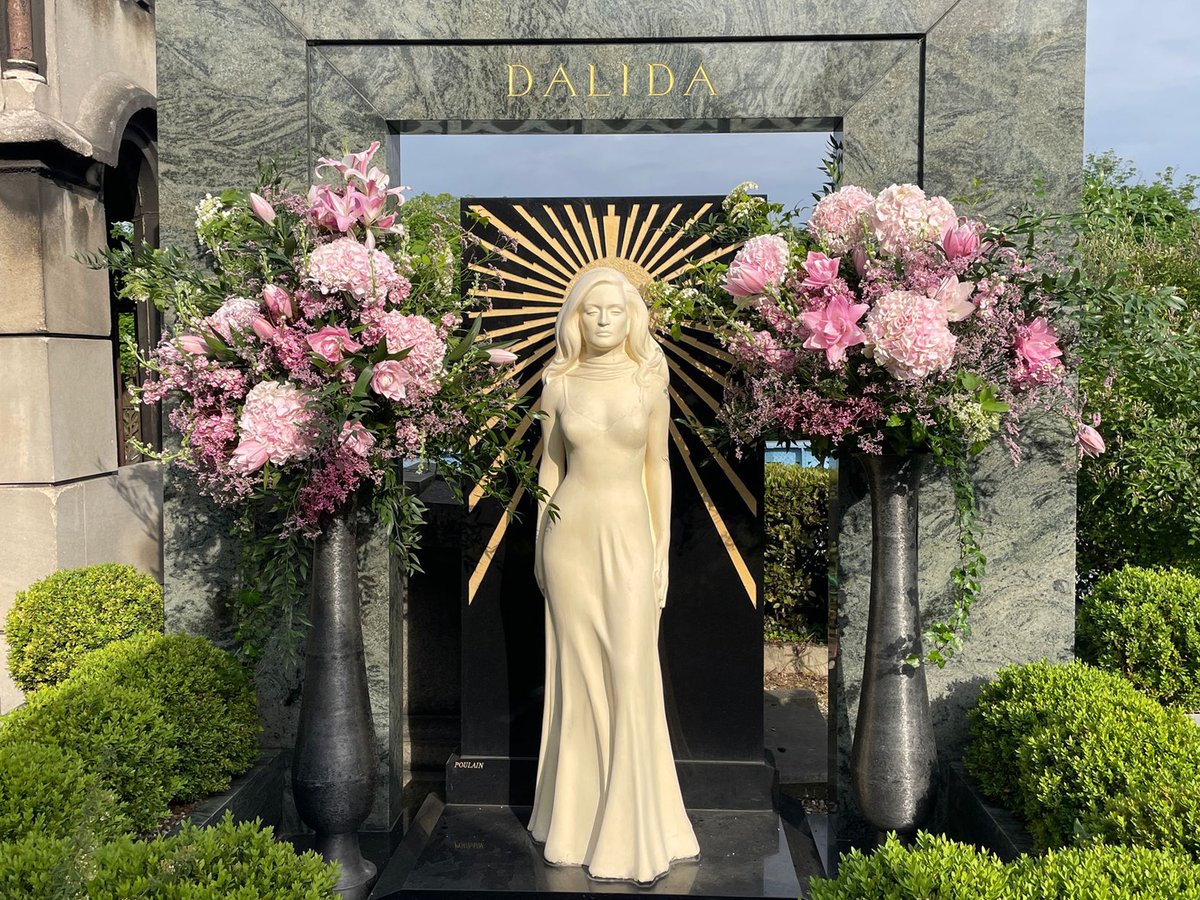 En ce 3 mai 2025, deux compositions florales ont été déposées sur la tombe de #DALIDA  au cimetière de Montmartre.
Merci à tous les admirateurs pour leur fidélité.
 38 ans plus tard, elle continue de vivre dans nos cœurs. 💫
#Montmartre #TombeDeDalida #3MaiDalida #Dalida2025