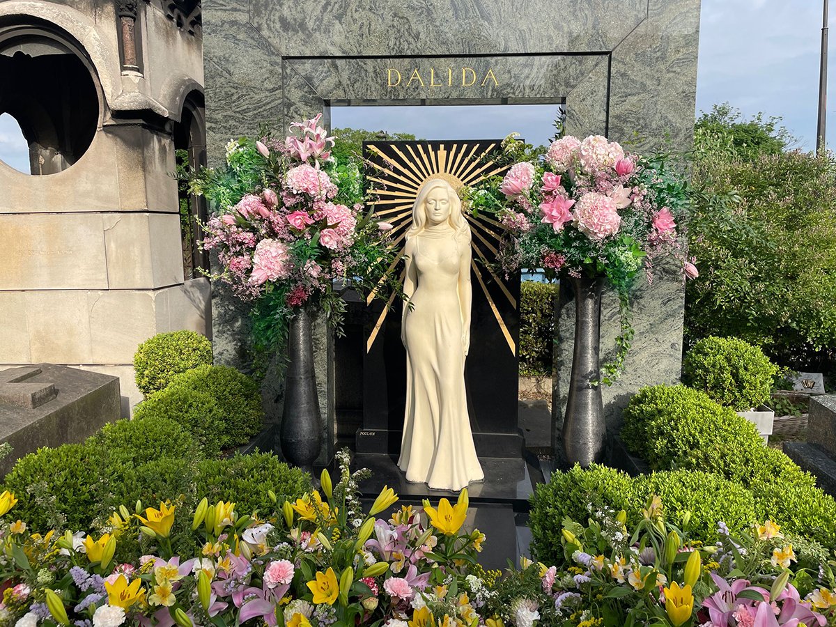 En ce 3 mai 2025, deux compositions florales ont été déposées sur la tombe de #DALIDA au cimetière de Montmartre. Merci à tous les admirateurs pour leur fidélité. 38 ans plus tard,