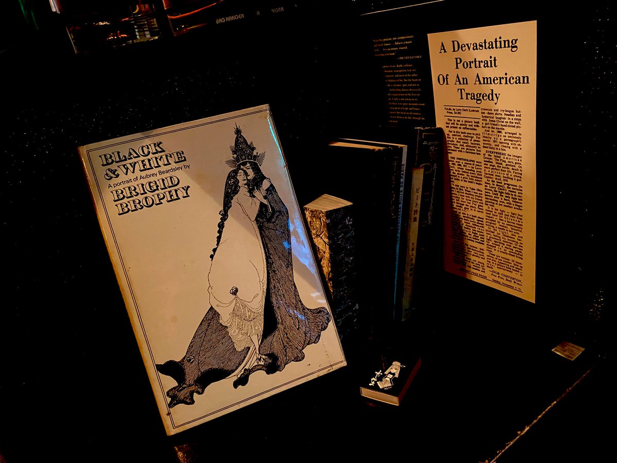 阿佐ヶ谷で金魚釣りをしてからバーフジヤマへ
ビアズリーの本もあった
あとメタリックリカ
爆音のレコードに身を委ねて熊野の美味しいジン最高