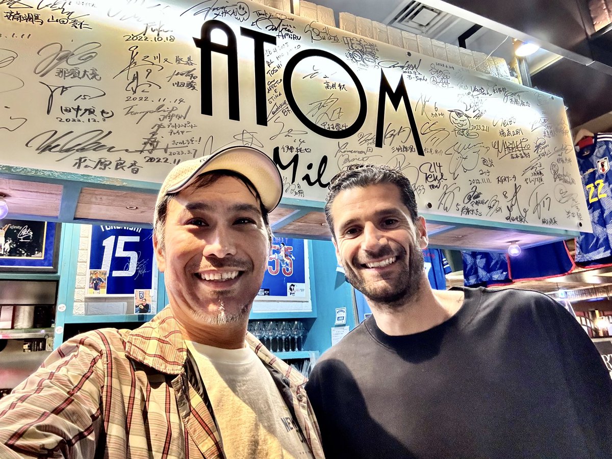 AtomMilano's tweet image. サッカー元イタリア代表MFアントニオ・カンドレーヴァさんがアトムにご来店✨コンさんと一緒に日本の色んなところに旅行されてました👬