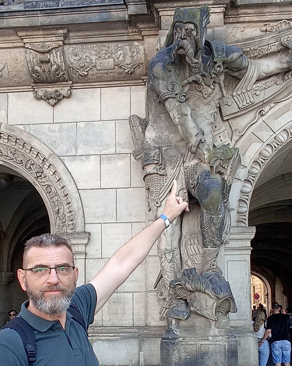 На улазу у палату саксонских краљева у Дрездену је кип ратника (лужичког Србина?) коме 4 оцила красе оклоп. 💪🏻🇷🇸