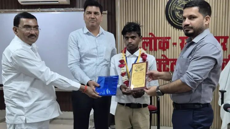 यह ख़बर हैरान करने वाली भी है और सुकून देने वाली भी है।

उत्तर प्रदेश के बाराबंकी ज़िले में एक गांव है जिसका नाम निजामपुर है वहां आज़ादी से लेकर अब तक किसी ने भी हाई स्कूल की परीक्षा पास नहीं की थी मगर

इस बार निजामपुर गांव के रामकेवल ने यह परीक्षा पास करके इतिहास रच दिया है।