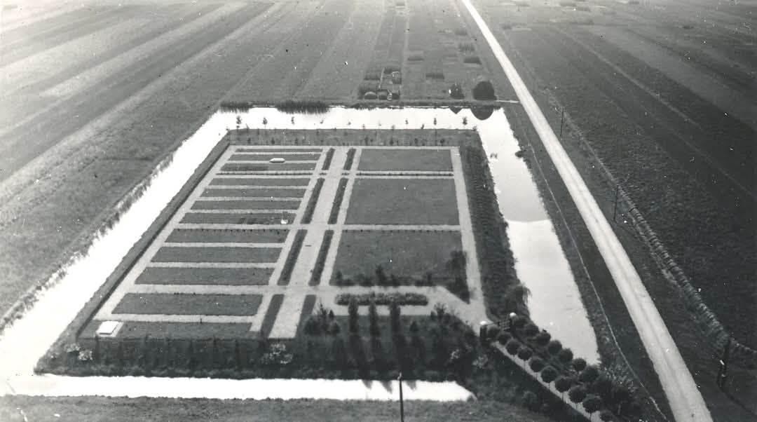 StadAsperen's tweet photo. Nieuwe begraafplaats aan de Heukelumseweg 1930. (Fb. Asperen toen en nu) https://t.co/pgAQTgBSl4