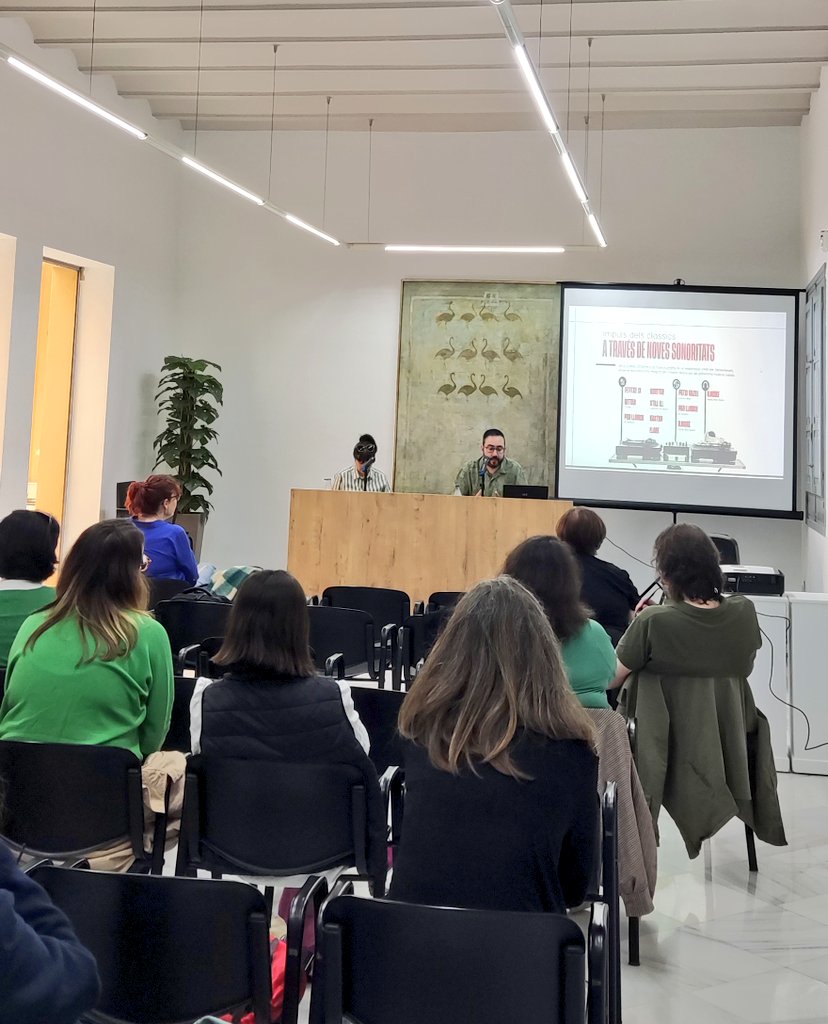 Irene Mira-Navarro (@ire_mira) on Twitter photo A les XII Jornades Literatura, Territori i EducaciĂł <a href="/EmiliSamper/">Emili Samper</a> explica el projecte "De la poesia catalana a la mĂșsica urbana" en quĂš s'han portat els versos de Dodas, Ferrater, AbellĂł etc. a les sonoritats actuals A les XII Jornades Literatura, Territori i EducaciĂł <a href="/EmiliSamper/">Emili Samper</a> explica el projecte "De la poesia catalana a la mĂșsica urbana" en quĂš s'han portat els versos de Dodas, Ferrater, AbellĂł etc. a les sonoritats actuals