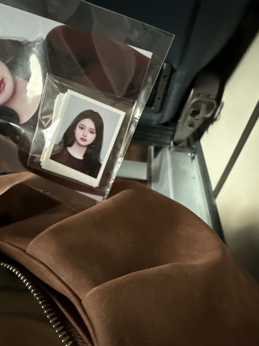 오랜만입니다 증사를 찍었어요 나름 예쁜 거 같아요 근데 큰 사진은 부끄러움