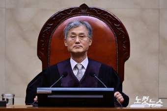 꼴보기 싫으니까 대법관들 저 의자부터 바꾸자.
하는 일은 족같은데, 뭔데 헌법 재판관들 의자보다 훨씬 좋은거냐.?
국민으로써 용납하기 힘들다.😡