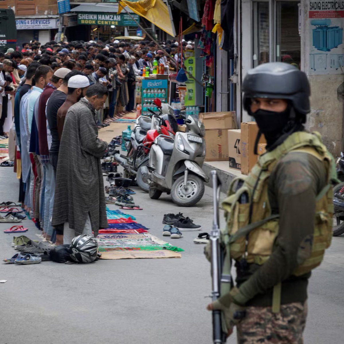 shorts_91's tweet image. Kashmiris on both sides of the LoC brace for conflict after deadly militant attack. Tensions escalate, bunkers readied.

Read more on shorts91.com/category/india…

#KashmirTensions #LoCAlert #IndiaPakistan #BreakingNews #WorldPressFreedomDay #NowTrending