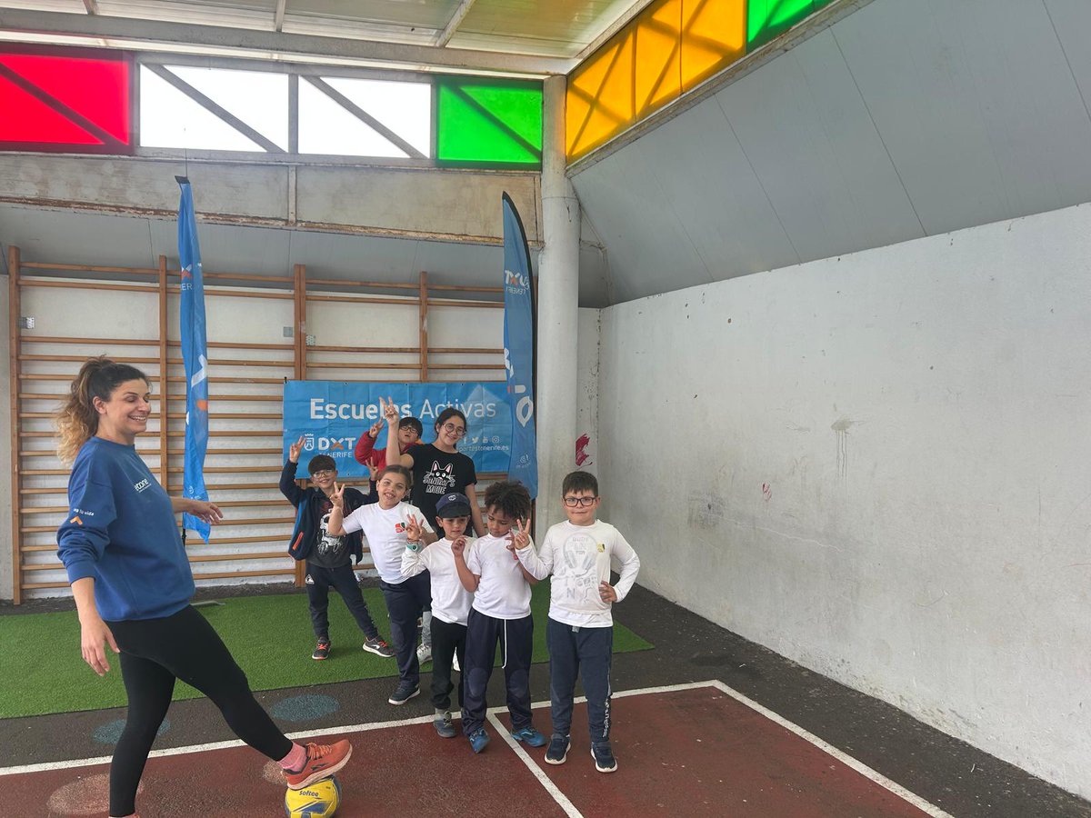 DXTenerife's tweet photo. ✅ La práctica regular de actividad físico-deportiva en niños y niñas contribuye a mejorar su rendimiento escolar

📸 El CEIP Ernesto Castro Fariñas de Tacoronte participa un año más en las actividades de #Multideporte dirigidas al alumnado de Educación Primaria

#EscuelasActivas https://t.co/SpImDGarhM