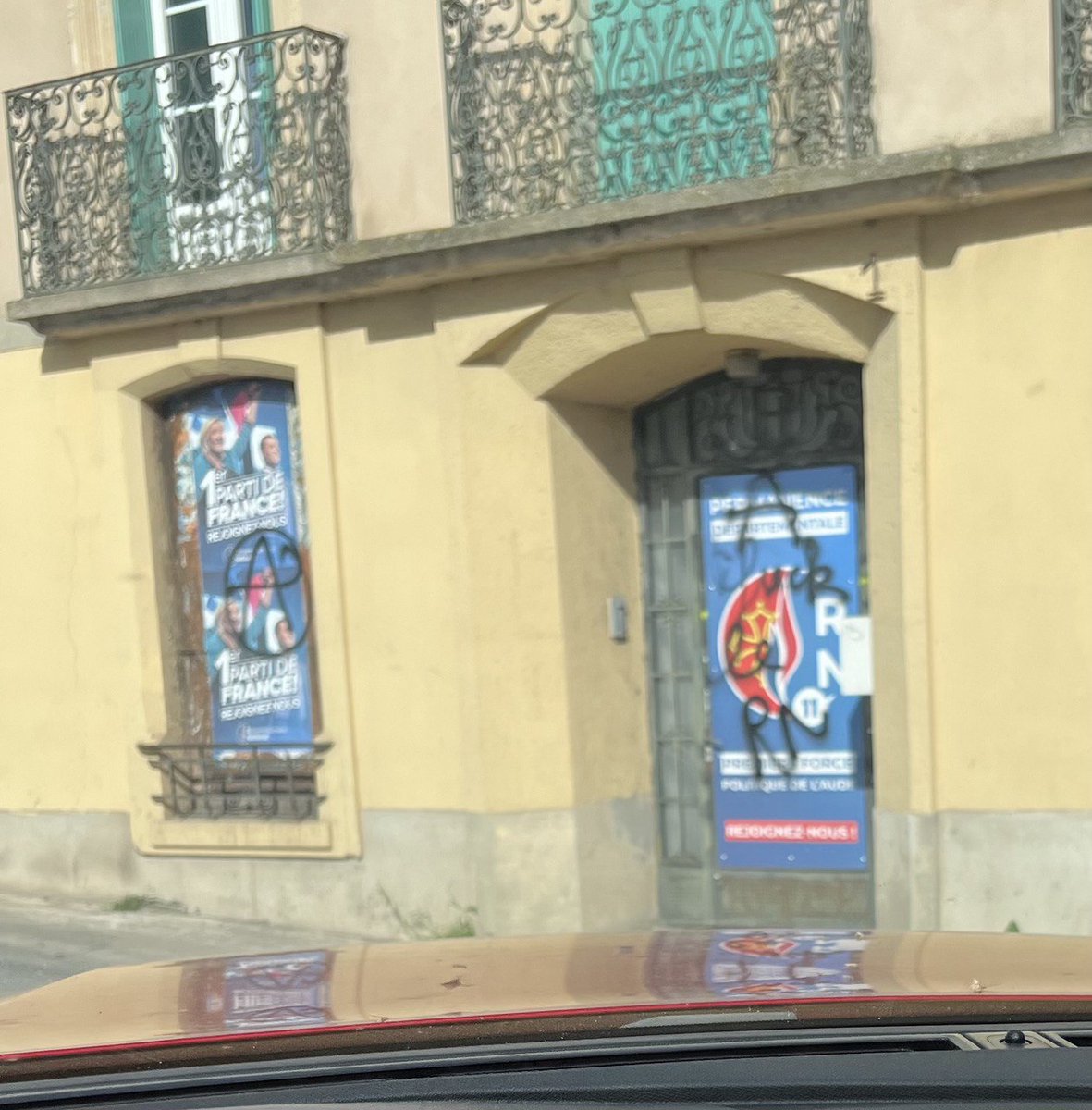 RNational11's tweet photo. 🔴 Après la permanence de notre député Frédéric Falcon, c’est désormais la permanence départementale du Rassemblement National de l'Aude qui est la cible de vandalisme.

Encore une fois, les gauchistes prouvent que leur seule réponse au débat démocratique, c’est la violence. https://t.co/wNIwZHj1kf