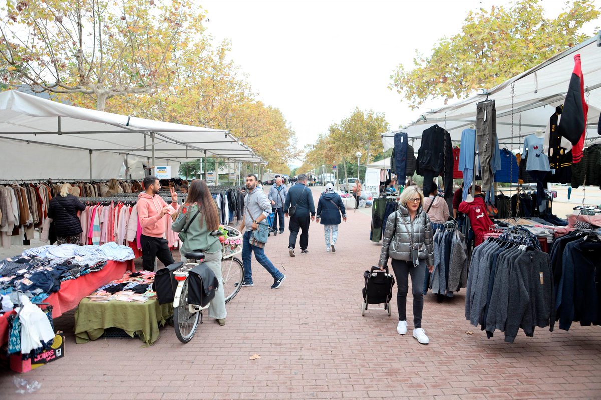 MercaferCoop's tweet photo. El desprotegido comercio ambulante y su incierto futuro ante las tasas elevadas, reclamaciones administrativas y ventas ilegales.
#comercionosedentario, #comercioambulante, #mercadillos, @mercadillos,  
https://t.co/a4UDCb8sDX https://t.co/fFsFTzWf8U