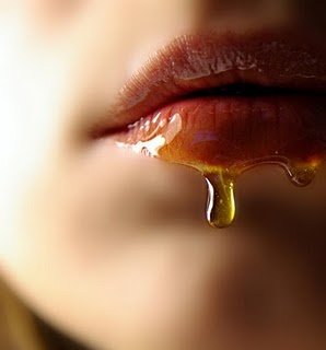 OJOGAGRO's tweet image. Tus labios de aceituna
que me estremecen
que me vuelven loco
que me llevan a la luna
que me besan desaforados
aquí allá y en cualquier lado
que me recuestan en la locura
que me empalagan con su dulzura
que me tienen atado
que no me dejan ir
de tus labios soy esclavo
hasta morir.