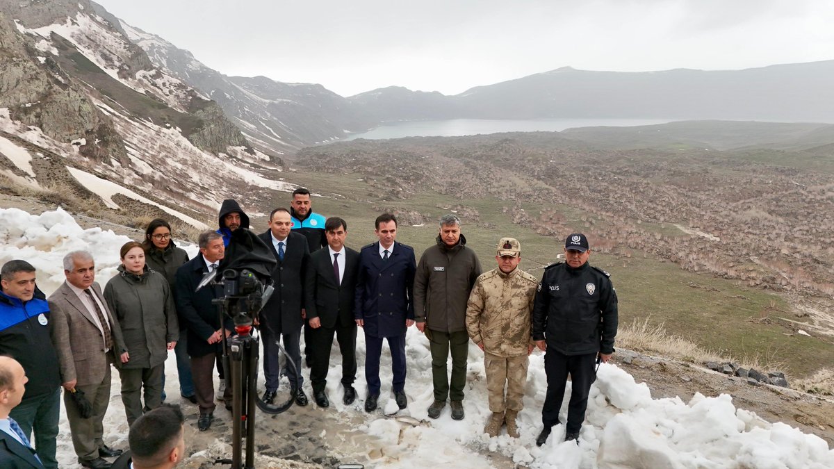 BitlisValiligi's tweet photo. Valimiz Sayın @ahmetkarakaya37, Tatvan ilçemiz sınırlarında yer alan ve dünyanın ikinci büyük krater gölü olma özelliğine sahip Nemrut Kalderası’nı ziyaret ederek incelemelerde bulundu.

Kış boyunca etkili olan yoğun kar yağışının ardından başlatılan karla mücadele çalışmalarının tamamlandığını belirten Vali Karakaya, Nemrut Krater gölünün yeniden turizme açıldığını duyurarak, “Bu eşsiz doğa harikasının önce milli park, ardından UNESCO onaylı bir jeopark ilan edilmesi için Bitlis Eren Üniversitemiz, İl Özel İdaremiz, Doğa Koruma ve Milli Parklar Bölge Müdürlüğümüz ve ilgili kurumlarımızla birlikte çalışmalara devam ediyoruz. Hedefimiz, burayı hem Bitlisli hemşehrilerimize hem de yerli ve yabancı turistlere doğa turizminin en özel noktalarından biri olarak kazandırmaktır.” dedi.

Ziyarette, Tatvan Kaymakamı Dr. Remzi Demir, Doğa koruma ve Milli Parklar 14. Bölge Müdürü Melikunnas Özkaya, İl Özel İdare Genel Sekreteri Adem Aydoğdu, İl Kültür ve Turizm Müdür V. Ergin Güven, Doğa Koruma ve Milli Parklar İl Müdür V. Feride Sülü ve kurum amirleri yer aldı.

📍Nemrut Kalderası

@TCKulturTurizm 
@MehmetNuriErsoy 
@tatvankay 
@DKMP_14Bolge 
@bitlisioi 
@BitlisVe