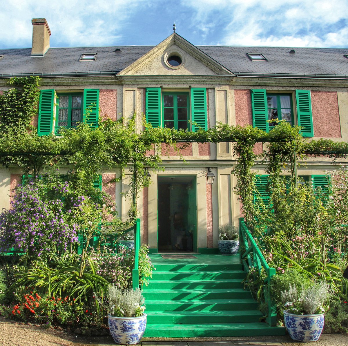 On this day, 3 May 1883, Claude Monet signed a rental agreement for a house with pink walls &amp; green shutters that he saw from a train carriage - &amp; created gardens he painted over &amp; over...
#thegoodlifefrance