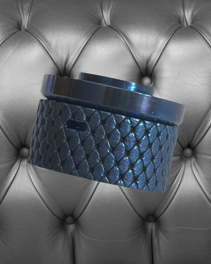 LaurenceDivavap's tweet photo. 🎉 Exciting news for #AntiquityV2 RDTA fans! 🎉 Introducing 2 stunning titanium caps engraved by Laser Custom Works. Choose from Blue Chesterfield's elegance or Rounds' modern vibe. Transform your atomizer now! More info at https://t.co/XsRYB2mwhb. #NewRelease #divavap  ✨ https://t.co/lYH2ey0qBJ