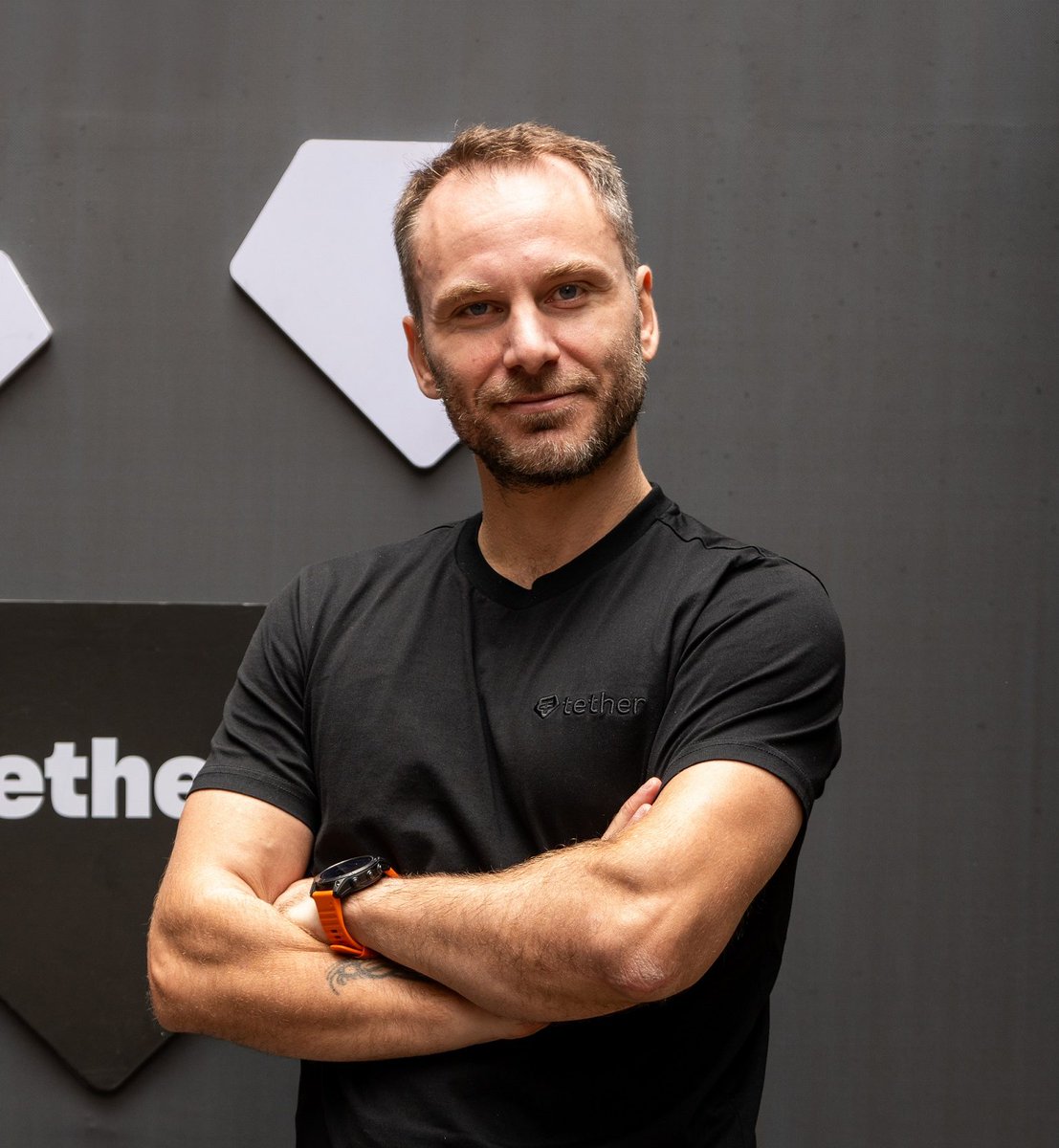 🇪🇺 Tether refuse de se conformer aux règles européennes du MiCA, que son PDG Paolo Ardoino qualifie de « très dangereuses », en particulier l’obligation de déposer 60 % des réserves dans des banques européennes.

Il accuse la BCE de vouloir contrôler les citoyens à travers l’euro