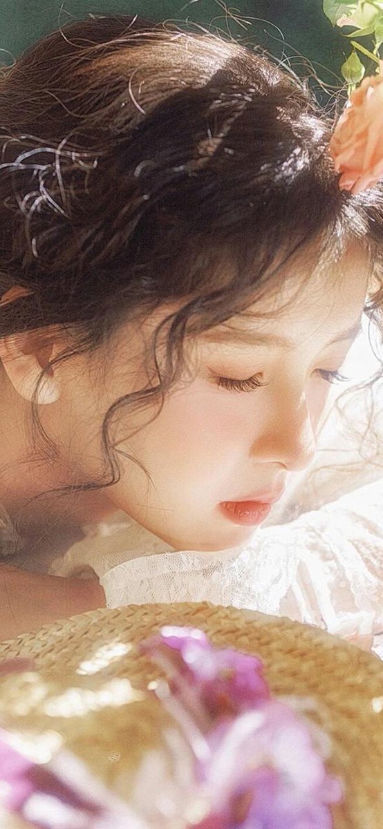 喜鹊高枝   红阳三丈
玉骨凝脂  精神气爽
无需早起迎归雁  有意春眠共雨情
细细花香催酒醒  亭亭玉立牡丹生
-

大王  若
花瓣网图