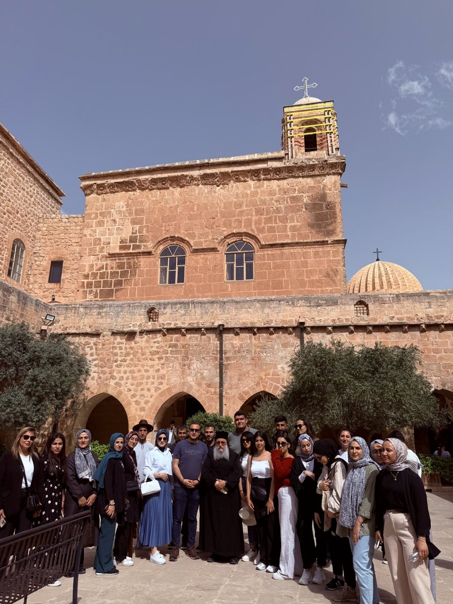 Üniversitemiz Tarih bölümü öğrencilerimizle, saha eğitimleri kapsamında “Roma ve Bizans Tarihi” dersini Dara Antik Kenti’nde işledik. 

Dara ziyaretinin ardından Deyrulzafaran Manastırında Başrahip Gabriel Raban Akkurt ile bir araya geldik. 

<a href="/ibrahimozcosar/">ibrahim özcoşar</a> 
<a href="/mardinartuklu/">Mardin Artuklu Üniversitesi</a>