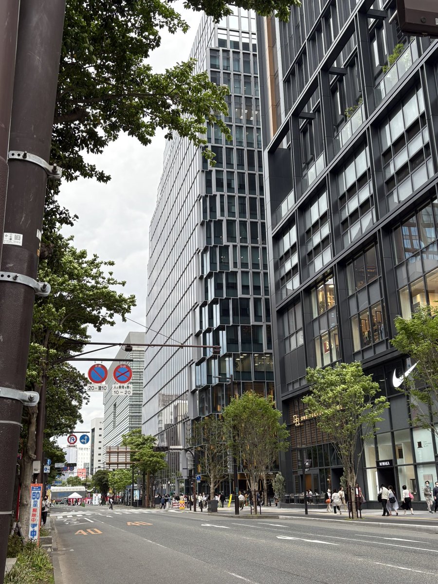 necoallasakula's tweet photo. 福ビル……もとい、ワンビルにて時計のベルト購入。献上柄最高です。
#ワンフクオカビルディング
#knotlessboxbraids https://t.co/JBunSMRNRm