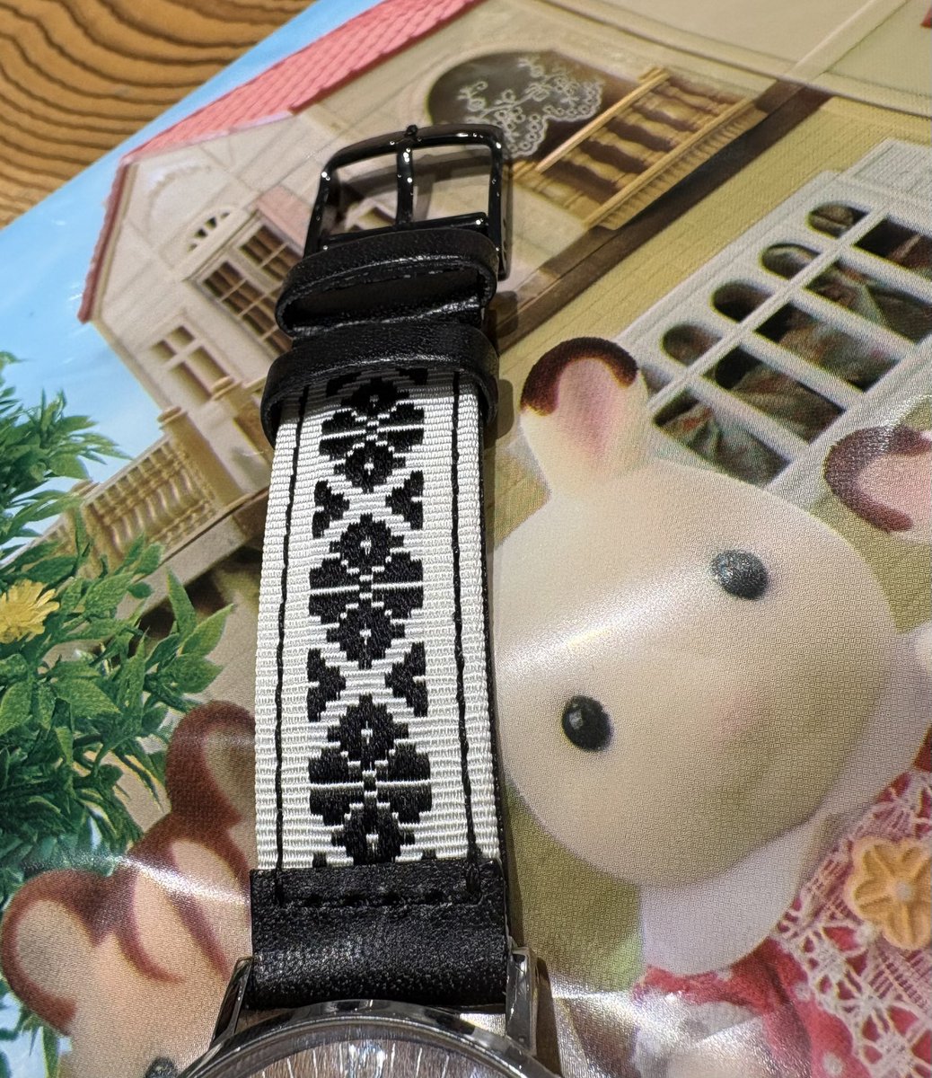 necoallasakula's tweet photo. 福ビル……もとい、ワンビルにて時計のベルト購入。献上柄最高です。
#ワンフクオカビルディング
#knotlessboxbraids https://t.co/JBunSMRNRm