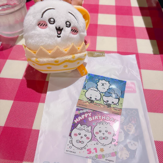 お誕生日ステッカーまだもらえたのめちゃくちゃ嬉しかった通販我慢した甲斐があった…(ツルャはさかにさんの)両方とも店内むちゃかわだった最後にカフェ入ったけどスコーンとクッキーのハイブリッドみたいなやつ口の中の水分全部もっていきよるタイプだった美味しかった! 