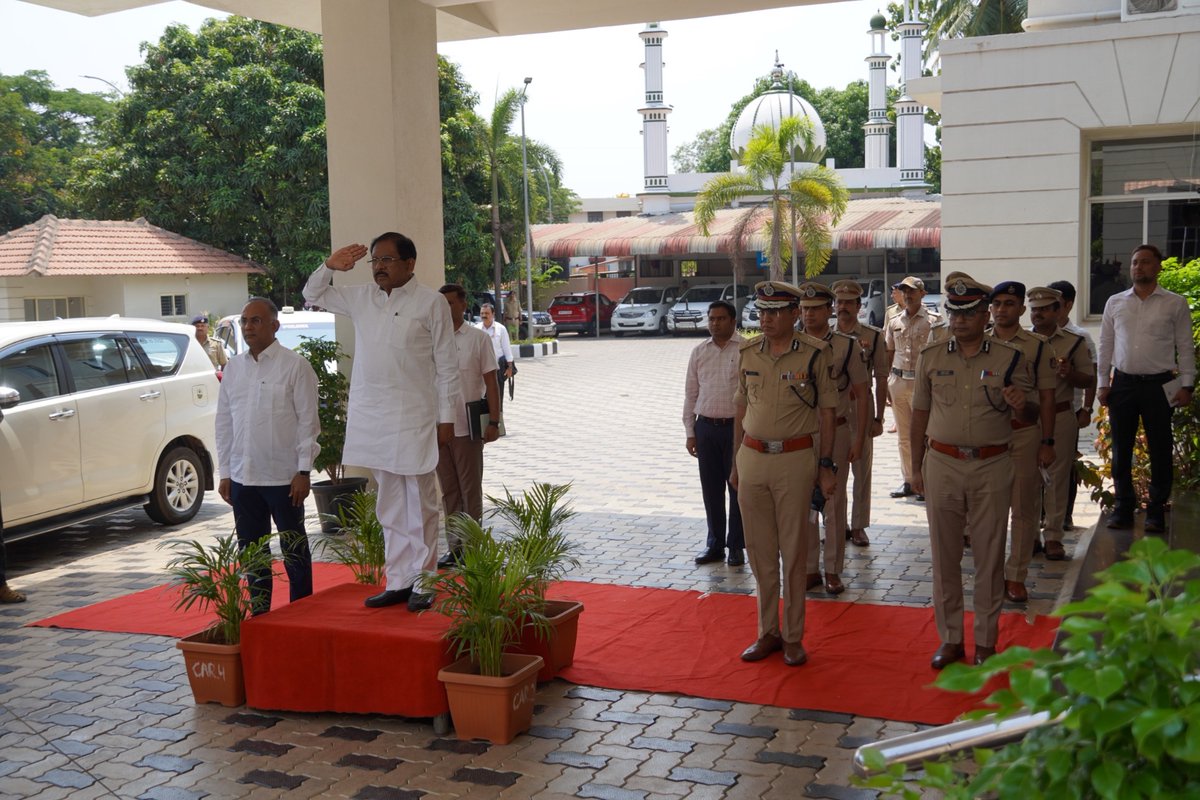 DrParameshwara's tweet photo. ಮಂಗಳೂರು ನಗರದಲ್ಲಿ ನಡೆದ ಬೆಳವಣಿಗೆ ಹಿನ್ನೆಲೆಯಲ್ಲಿ ಇಂದು ದಕ್ಷಿಣ ಕನ್ನಡ ಜಿಲ್ಲಾ ಪ್ರವಾಸ‌ ಕೈಗೊಂಡು, ದಕ್ಷಿಣ ಕನ್ನಡ ಜಿಲ್ಲೆಯ ಕಾನೂನು ಮತ್ತು ಸುವ್ಯಸ್ಥೆಯ ಕುರಿತಂತೆ ಮಂಗಳೂರು ನಗರ ಪೊಲೀಸ್ ಆಯುಕ್ತರ ಕಚೇರಿಯಲ್ಲಿ ಉನ್ನತಮಟ್ಟದ ಸಭೆ ನಡೆಸಿದೆ.

@CMofKarnataka @KarnatakaVarthe @DgpKarnataka https://t.co/IoUOYgTdQh