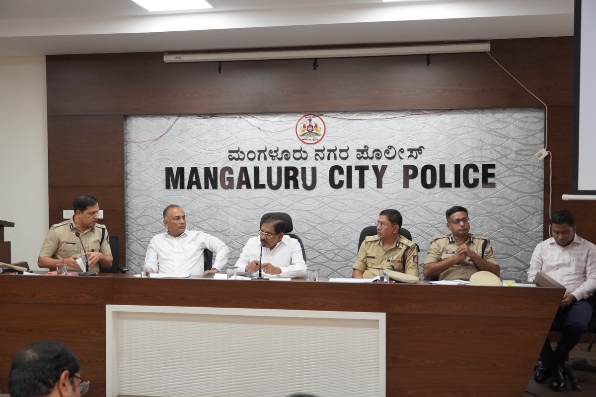 DrParameshwara's tweet photo. ಮಂಗಳೂರು ನಗರದಲ್ಲಿ ನಡೆದ ಬೆಳವಣಿಗೆ ಹಿನ್ನೆಲೆಯಲ್ಲಿ ಇಂದು ದಕ್ಷಿಣ ಕನ್ನಡ ಜಿಲ್ಲಾ ಪ್ರವಾಸ‌ ಕೈಗೊಂಡು, ದಕ್ಷಿಣ ಕನ್ನಡ ಜಿಲ್ಲೆಯ ಕಾನೂನು ಮತ್ತು ಸುವ್ಯಸ್ಥೆಯ ಕುರಿತಂತೆ ಮಂಗಳೂರು ನಗರ ಪೊಲೀಸ್ ಆಯುಕ್ತರ ಕಚೇರಿಯಲ್ಲಿ ಉನ್ನತಮಟ್ಟದ ಸಭೆ ನಡೆಸಿದೆ.

@CMofKarnataka @KarnatakaVarthe @DgpKarnataka https://t.co/IoUOYgTdQh