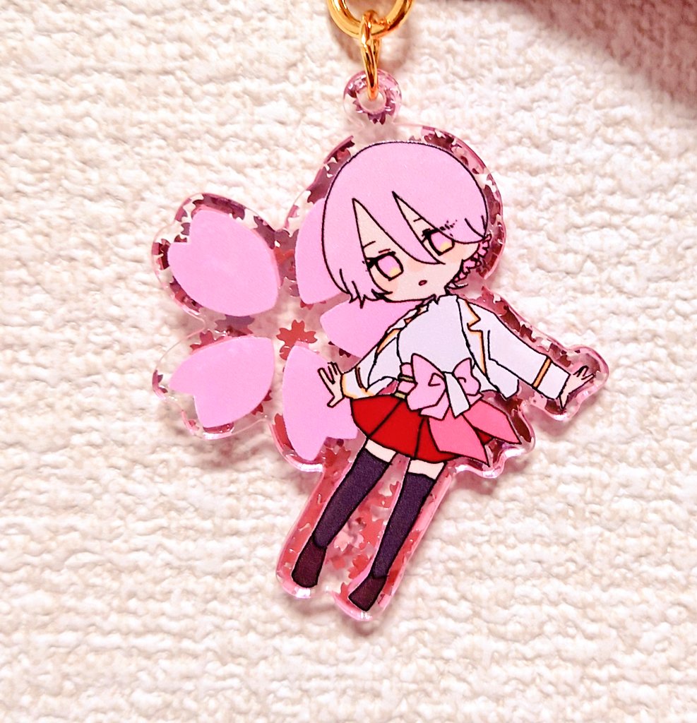 「飛び込みで入稿してたアクキー届いた!桜キラキラ可愛くて嬉しい〜!ナスカンも花びら」|みやま（ﾊﾞｹﾓﾉ）🦉のイラスト