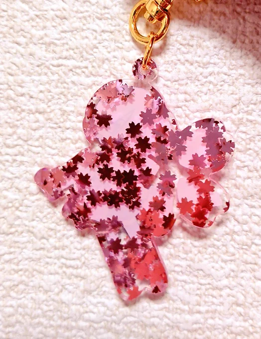 飛び込みで入稿してたアクキー届いた!桜キラキラ可愛くて嬉しい〜!ナスカンも花びらでかわいいHAPPY 
