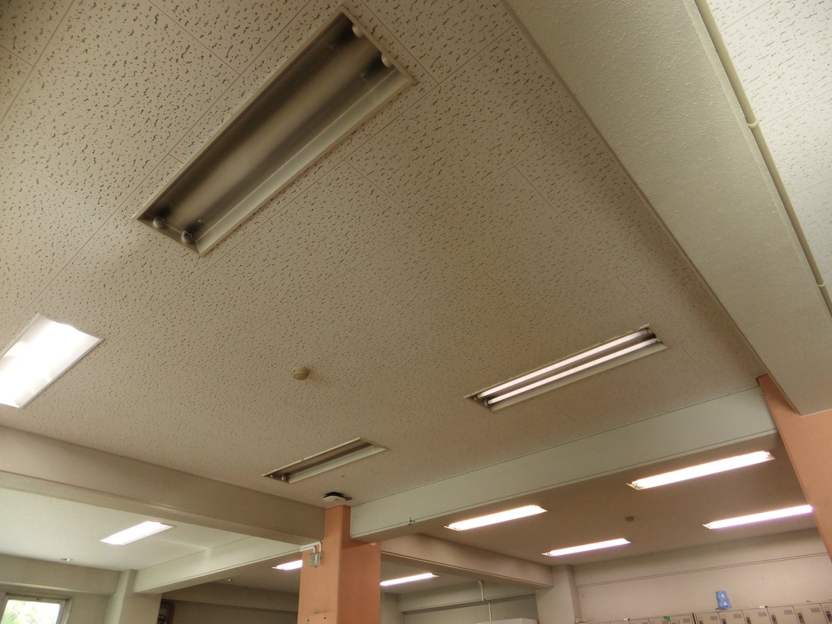 bikkuri7's tweet photo. 切れていたランプがなぜかFHF32に交換🙄
やたらとチラついていたり始動不良を起こしていたりでせっかくのFHF管がもったいない😇 https://t.co/kaMM68K05B