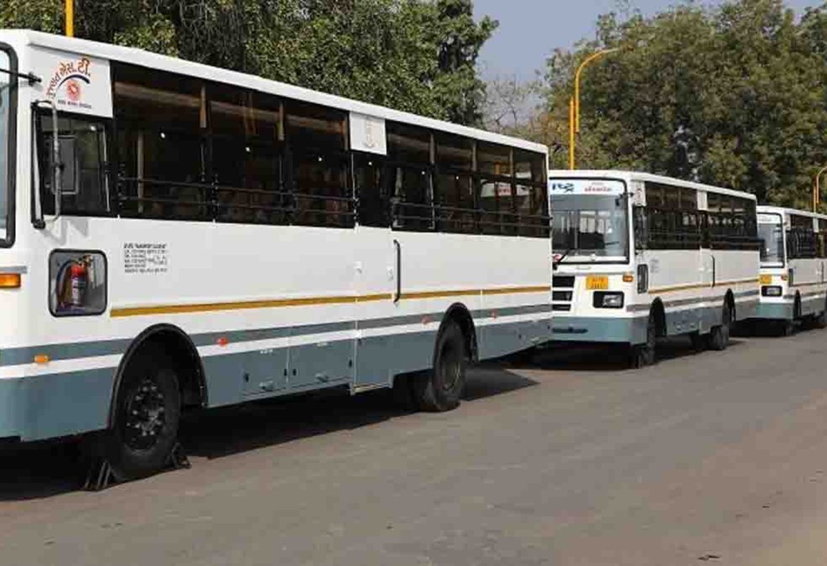 BenefitNews24's tweet image. Gujarat ST: ઉનાળું વેકેશનને લઇ એકસ્ટ્રા ST બસો દોડાવાશે 

Read More-

benefitnews.in/gujarati/gujar…

#GujaratSummerVacation #STBusService #GujaratTravelUpdate #CMBhupendraPatel #HarshSanghavi #ExtraBusTrips #STNigamInitiative #GujaratTourismBoost #InterstateTravel #VacationBusPlan