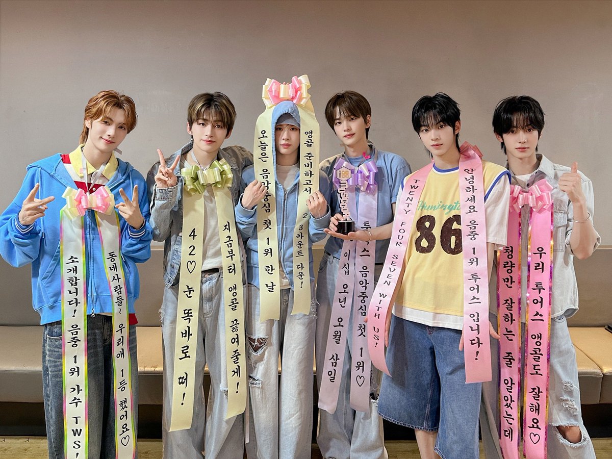 saiyang_rihoon's tweet photo. Selalu Dohoon impostornya😭 Yang lain pada keliatan pitanya, dia doang kayaknya yang kaga buka grup. Sebel deh🫵😭wkwk
Selamat adik-adikku sayang!!🥳✨️🩵🏆

TWS COUNTDOWN 5th WIN
#TWS13thWin
#Countdown5thWin
#다뛰어마따뛰1위했다
#TWS #투어스 https://t.co/BfcVj5fOem