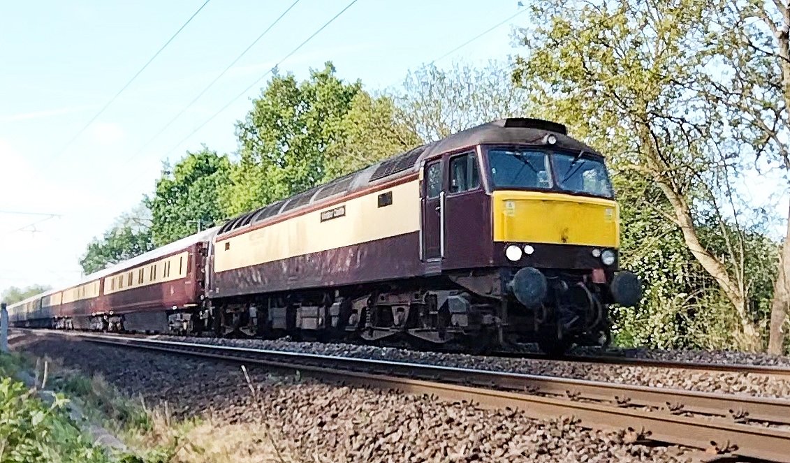 Harrod15S's tweet image. 57601 Windsor Castle leading this morning&apos;s charter through Arksey North of Doncaster with 57313 Scarborough Castle acting as tail gunner working 1Z73 Derby to Edinburgh
#Class57 #Trains #Rail #Doncaster #NorthernBelle