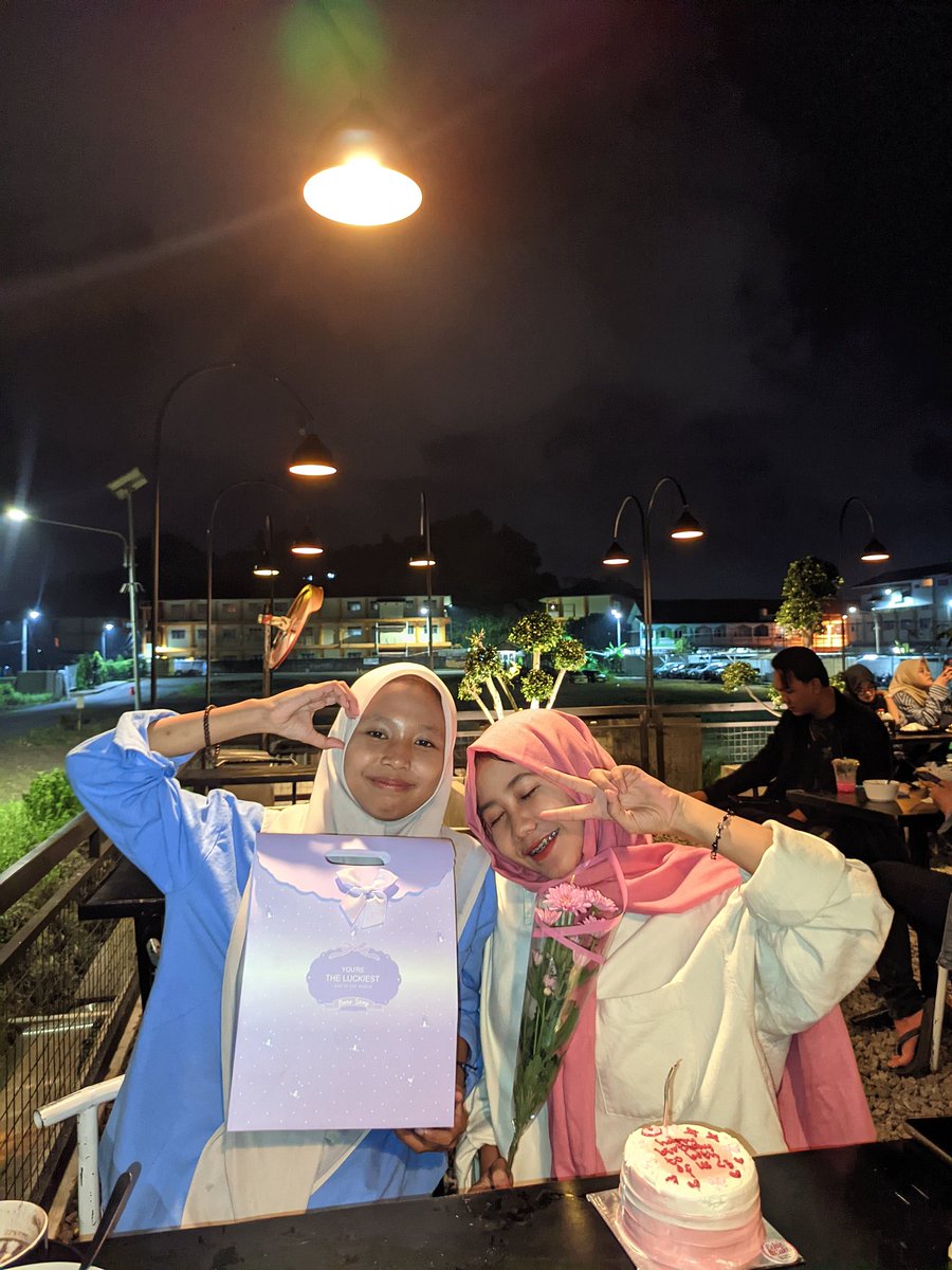 alyayyv's tweet photo. happy birthday yaaaaaaaa doaa terbaik untukmuuuuuuuu🫰💗🫂 https://t.co/Zf9TTONgZK