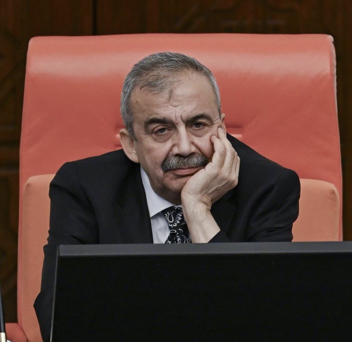 Sana bir barış borcumuz var! 
Uğurlar olsun sırrı abi.

Allah rahmet eylesin mekanın cennet olsun. 
Allah aileye ve tüm sevenlerine sabır versin.