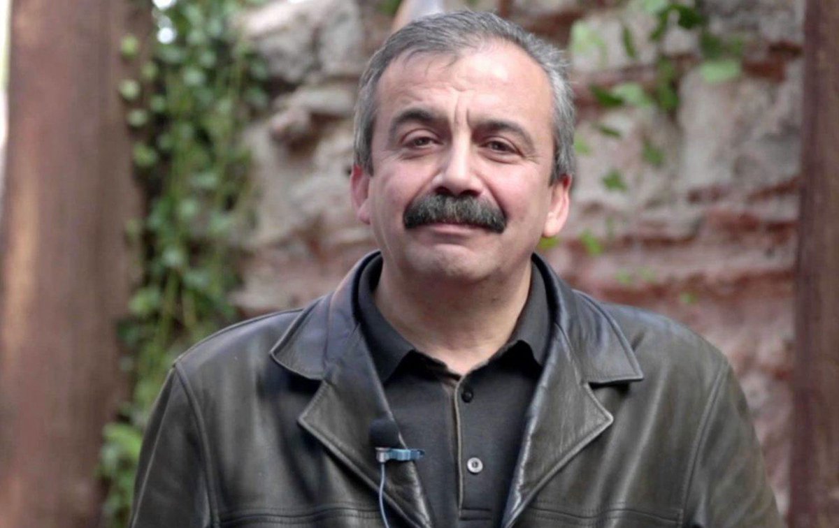 Barışın, adaletin ve halkların kardeşliğinin yılmaz savunucusu Sırrı Süreyya Önder’i kaybetmenin derin üzüntüsü içindeyiz. Onun sözü, kalemi ve direnişi bu topraklarda barış umudunu büyüttü. Anısını mücadelemizde yaşatacağız.
Ailesine, dostlarına ve tüm sevenlerine başsağlığı