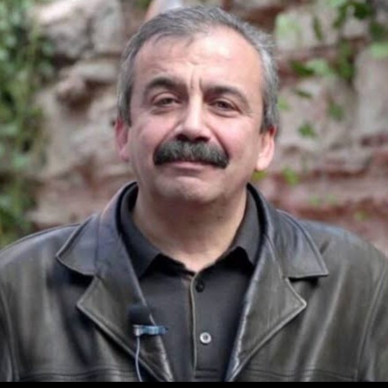 Öğrendiğim andan beri gözyaşlarımı tutamıyorum. Rabbim rahmetiyle muamele etsin. Seni unutmayacağız Sırrı Abi iyi ki geçtin bu dünyadan ♾️🖤 #SırrıSüreyyaÖnder