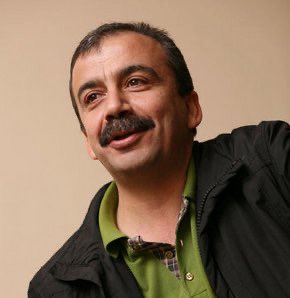 Sizinle aynı dönemde yaşamış olmak, verdiğiniz barış, kardeşlik ve demokrasi mücadelesine tanık olmak ve sizinle tanışma şansına ulaşmak onurdur. Saçımızın telinden tırnağımızın ucuna kadar kırıldık, kalbimizde kırılacak yer kalmadı. Çok üzgünüm 😥
#sirrisureyyaonder