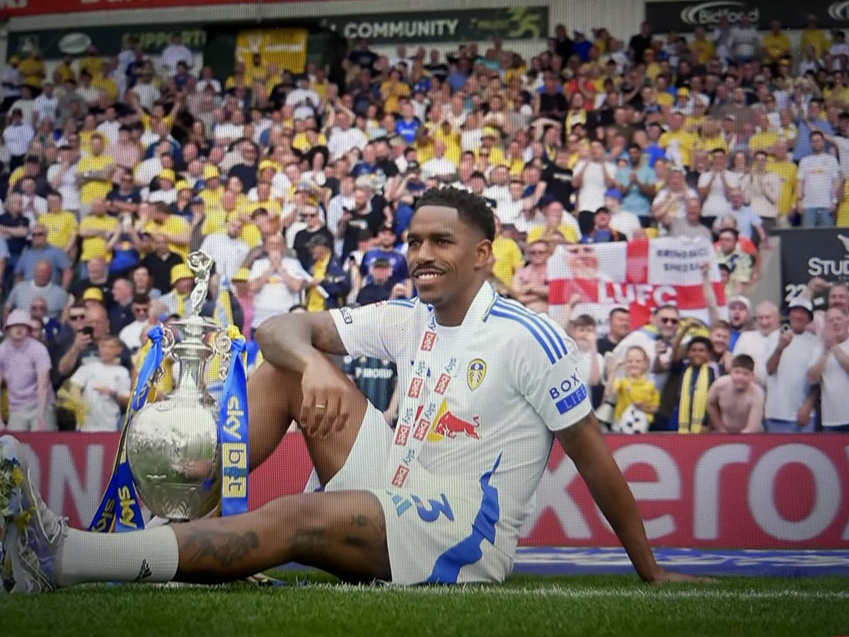 Let's hope he stays - we missed you today <a href="/JuniorFirpo03/">Junior Firpo</a> 

A little cigar would have rounded this off perfectly 💙🤍💛

#LUFC