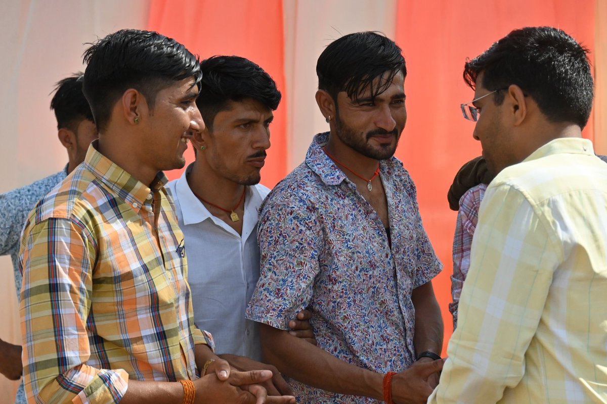 NarpatRajBarmer's tweet photo. आडेल पंचायत समिति के ग्राम पंचायत मीठीबेरी में श्री राणाराम पुत्र स्व. श्री मेराजराम जी सेवर के सुपुत्र मित्र ओम प्रकाश जी के मुकलावे की सभा में गति दिवस शामिल हुआ! 
#Adel #Mithiberi https://t.co/tKIxluvW5q