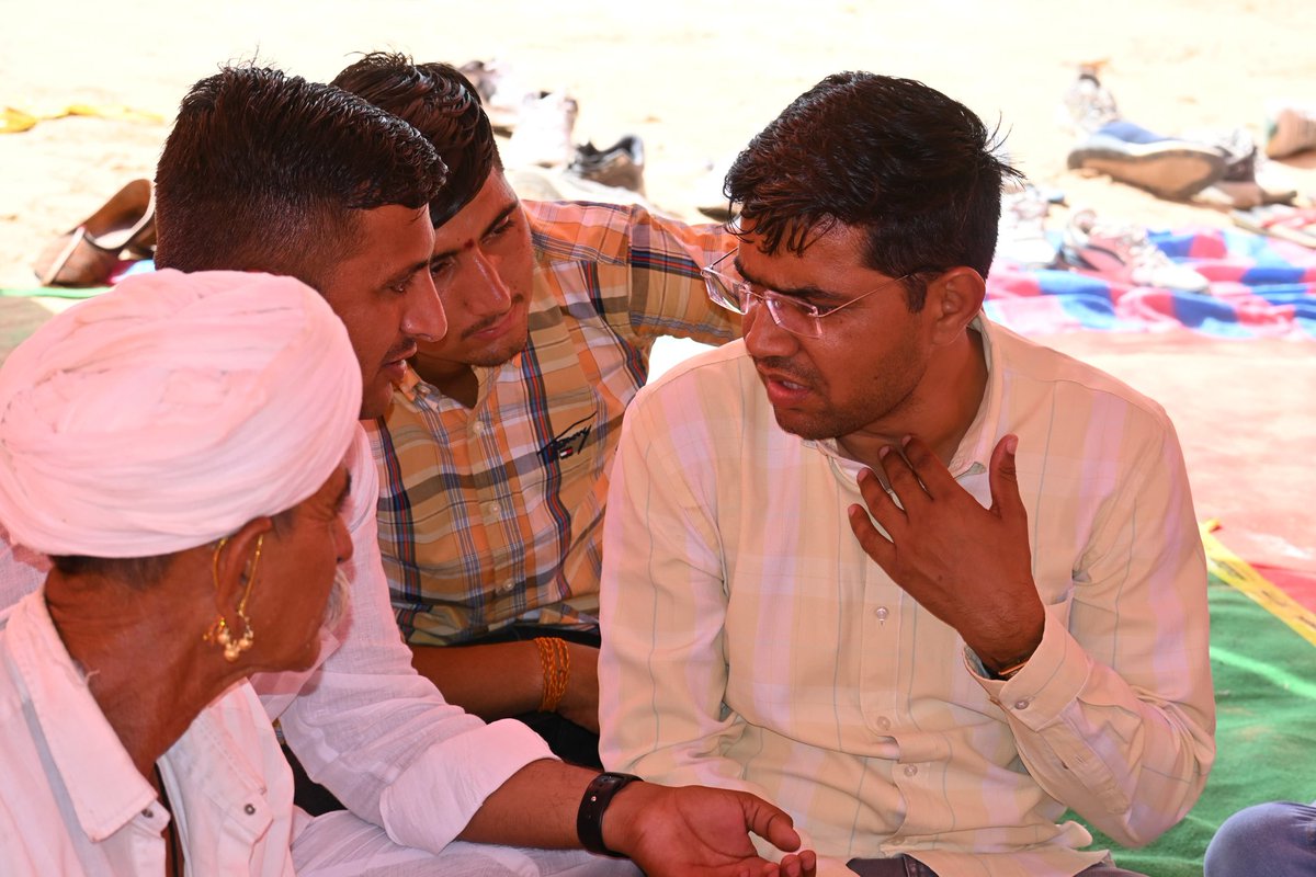 NarpatRajBarmer's tweet photo. आडेल पंचायत समिति के ग्राम पंचायत मीठीबेरी में श्री राणाराम पुत्र स्व. श्री मेराजराम जी सेवर के सुपुत्र मित्र ओम प्रकाश जी के मुकलावे की सभा में गति दिवस शामिल हुआ! 
#Adel #Mithiberi https://t.co/tKIxluvW5q