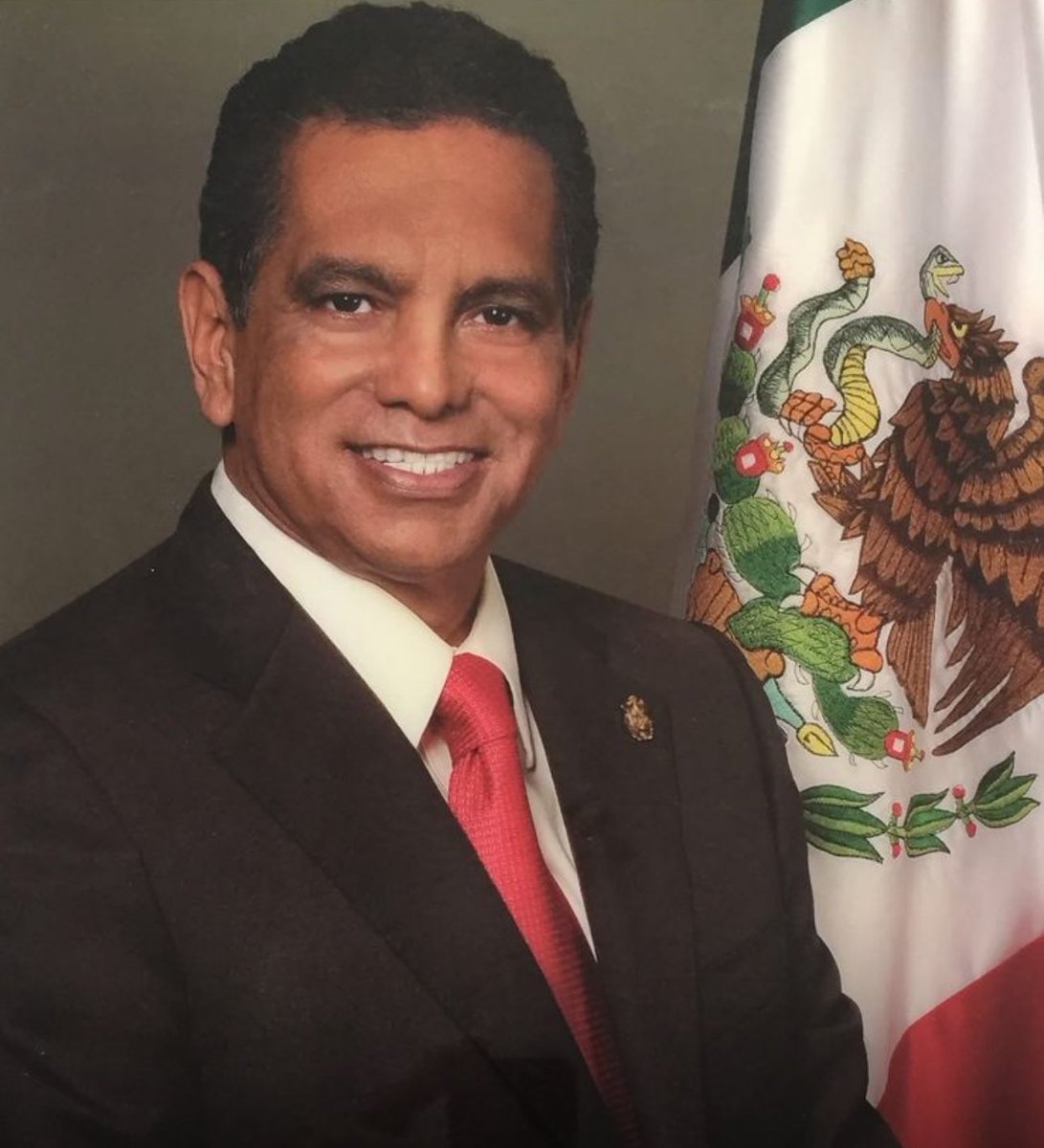 Fidel Herrera Beltrán. Como secretario técnico de la COSSIES me ayudó cuando, a mis 17 años, buscaba entrar a estudiar a la Facultad de Derecho de la UNAM. Lo logré y fue un cimiento importante de mis años en el servicio público y ahora en la función notarial. Q. E. P. D.