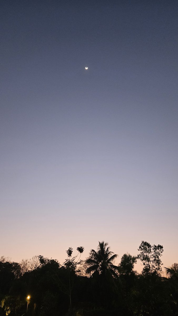 ssurabhee's tweet photo. Moon’s up, sun dipped low—horizon blushing in amber, fading to lilac and deep blue. Sky’s in its soft era.
#CrescentFeels #DuskAesthetic #SkyInspo #EveningVibes #NatureUnfiltered #GoldenToBlue #SoftSkies #MoodShift
#Karjat https://t.co/tAQnPhEPwh